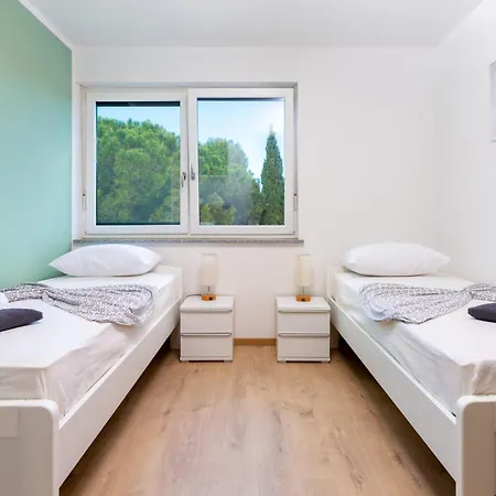 Apartment Limani *